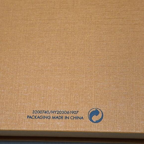 Louis Vuitton Gift Card Box. Empty. Comes with envelopes.  Magnetic closure Auth - Picture 10 of 13